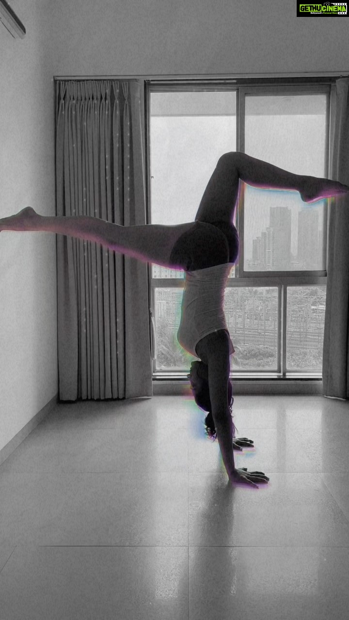 Deepti Sati Instagram - Love the upside down 😬Challenge ✅ Need to do more stuff like this 😃