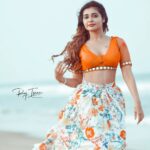 Dharsha Gupta Instagram - 🤍🧡One positive thought produces millions of positive vibrations🤍🧡 Hairstylist- @marysbridalstudio Costume- @designer_siddhu Pic- @raj_isaac_photography