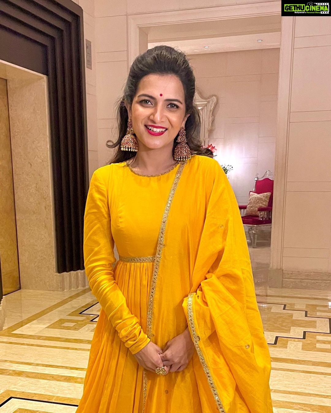 Dhivyadharshini Instagram - 15 years of RedGiantMovies Had the honour of hosting this star studded event of this King making company… @redgiantmovies_ passion towards their work was so evident and inspiring… @udhay_stalin sir’s humility n attention to details blew us all away n it was thing to learn from him… thanks for this opportunity sir and my besttttt wishes to this #redgiantmovies #kiruthigaudhayanidhi mam to many years of success Outfit : @label_afeera Styling : @shakthi_pradeep Makeup : @narasimhamakeupartist hair: @saravananhairstylist #ddneelakandan #dhivyadharshini #yellowlove #mulmulcotton #fashion #15yearsofredgiantmovies The Leela Palace Chennai