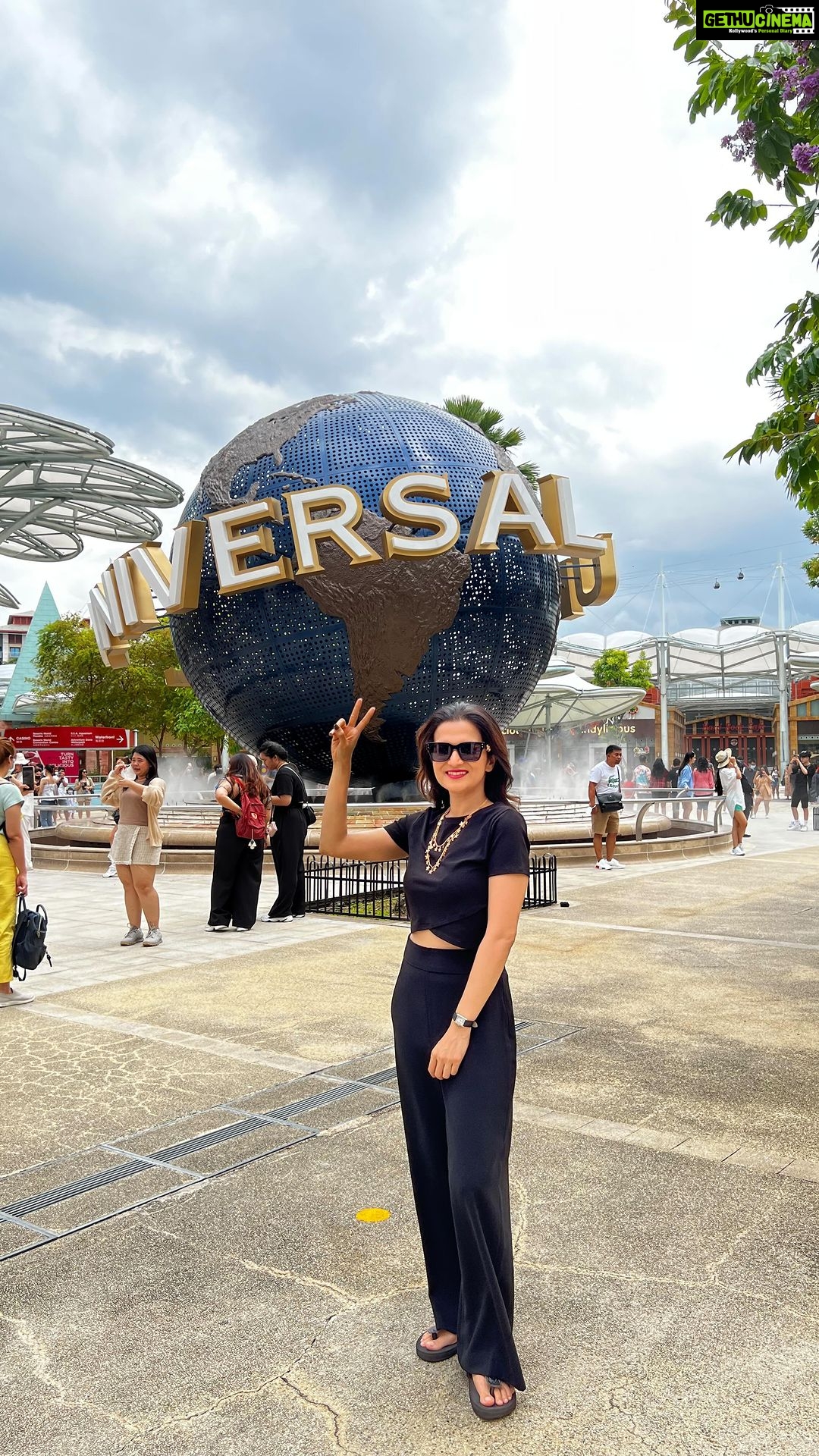 Dhivyadharshini Instagram - A day at universal studio Singapore Hollywood walk Mummy ride Jurassic park ride Far away land Cyclone ride Transformers ride Worth every minute specially if u have kids ❤️ Brilliant line up @gtholidays.in u amaze me #ddreels #ddneelakandan #gtholidays #singapore #universalstudios #sentosa #tourism #travel #holiday #girlonwheels #Singaporetourism #fashion