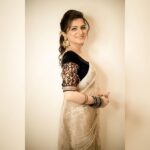 Dhivyadharshini Instagram – Ila blouse nala panirunthanga adan photo kuviyal, ila oru nalla blouse thaichu kidaikradu evlo kastamnu alll ladies know ilaiya? 
Ps : went to see my theivam that day @arrahman sir ❤️

@camerasenthil 
@raji_designer @bridal_makeupartist_sekar 
@saravananhairstylist 

#ddneelakandan #fashion #saree #blouse #kathijarahman #wedding
 #vijaytelevision #actor #anchor