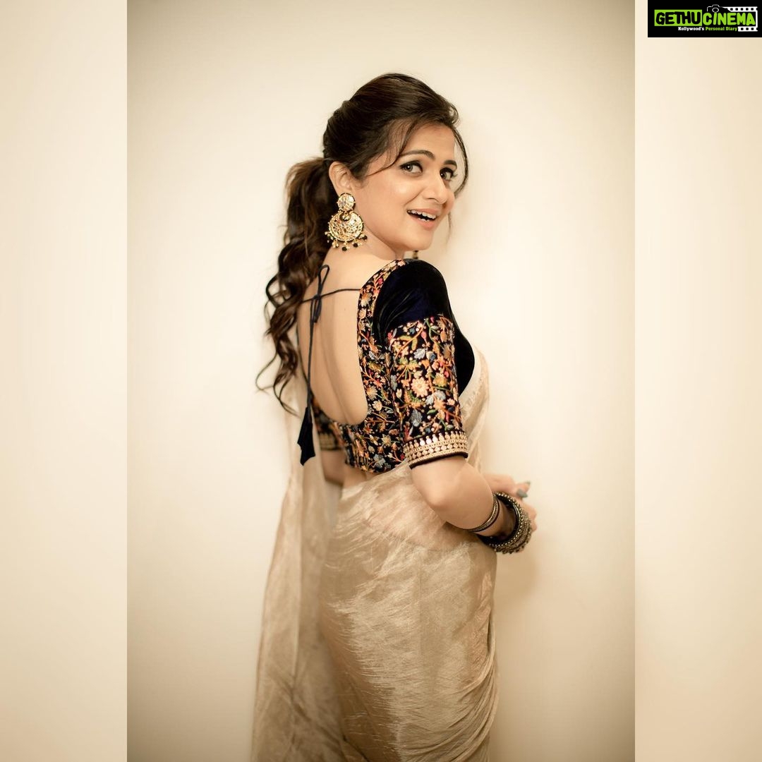 Dhivyadharshini Instagram - Ila blouse nala panirunthanga adan photo kuviyal, ila oru nalla blouse thaichu kidaikradu evlo kastamnu alll ladies know ilaiya? Ps : went to see my theivam that day @arrahman sir ❤️ @camerasenthil @raji_designer @bridal_makeupartist_sekar @saravananhairstylist #ddneelakandan #fashion #saree #blouse #kathijarahman #wedding #vijaytelevision #actor #anchor