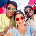 Dhivyadharshini Instagram – Rum Bum Bum song , COFFEE WITH KADHAL movie music video is out now n I wana post this pic and say the best part was dancing with @itsyuvan sir , saviour of my teenage heartbreaks was you Mr.Yuvan sir n next with my darlingggggg @actorjiiva sir who pushed me in front to dance for the last bit of the song… love you sir ur kind ❤️ and spl mention to @iamsandy_off masterrrrrrrrrrr for bringing the best out of all n lastttttt Love you #sundar.c sir @khushsundar mam n @krishnasamye Kitcha sir nandri 

#coffeewithkadhal #yuvan #jiiva #sundarc #khusbusundar #ddneelakandn #rumbumbum