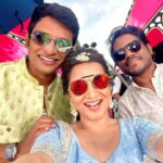 Dhivyadharshini Instagram – Rum Bum Bum song , COFFEE WITH KADHAL movie music video is out now n I wana post this pic and say the best part was dancing with @itsyuvan sir , saviour of my teenage heartbreaks was you Mr.Yuvan sir n next with my darlingggggg @actorjiiva sir who pushed me in front to dance for the last bit of the song… love you sir ur kind ❤️ and spl mention to @iamsandy_off masterrrrrrrrrrr for bringing the best out of all n lastttttt Love you #sundar.c sir @khushsundar mam n @krishnasamye Kitcha sir nandri 

#coffeewithkadhal #yuvan #jiiva #sundarc #khusbusundar #ddneelakandn #rumbumbum