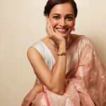 Dia Mirza Instagram – Celebrating the glorious legacy of our handicraft at the @et_edge #ETsustainableOrganisations in this @ekayabanaras saree 🌸🌏

Inspired by flora and fauna​ t​his intricately handwoven ​sari ​by Ekaya is designed and woven in Banaras by ​their ​master weaver​s. The sari is ​an artistic combination of ​floral motifs and kadwa weaving technique. 

Styled by @theiatekchandaney 
Assisted by @jia.chauhan 
MUH by @shraddhamishra8 
Jewellery by @satyanifinejewels 

Photo by @shivamguptaphotography ❤️🐯

#Saree #MadeInIndia #SDGs #MammaAtWork Bandra World of Storytellers