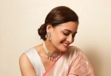 Dia Mirza Instagram - Celebrating the glorious legacy of our handicraft at the @et_edge #ETsustainableOrganisations in this @ekayabanaras saree 🌸🌏 Inspired by flora and fauna​ t​his intricately handwoven ​sari ​by Ekaya is designed and woven in Banaras by ​their ​master weaver​s. The sari is ​an artistic combination of ​floral motifs and kadwa weaving technique. Styled by @theiatekchandaney Assisted by @jia.chauhan MUH by @shraddhamishra8 Jewellery by @satyanifinejewels Photo by @shivamguptaphotography ❤️🐯 #Saree #MadeInIndia #SDGs #MammaAtWork Bandra World of Storytellers