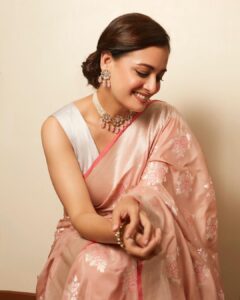 Dia Mirza Instagram - Celebrating the glorious legacy of our handicraft at the @et_edge #ETsustainableOrganisations in this @ekayabanaras saree 🌸🌏 Inspired by flora and fauna​ t​his intricately handwoven ​sari ​by Ekaya is designed and woven in Banaras by ​their ​master weaver​s. The sari is ​an artistic combination of ​floral motifs and kadwa weaving technique. Styled by @theiatekchandaney Assisted by @jia.chauhan MUH by @shraddhamishra8 Jewellery by @satyanifinejewels Photo by @shivamguptaphotography ❤️🐯 #Saree #MadeInIndia #SDGs #MammaAtWork Bandra World of Storytellers