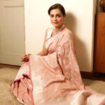 Dia Mirza Instagram - Celebrating the glorious legacy of our handicraft at the @et_edge #ETsustainableOrganisations in this @ekayabanaras saree 🌸🌏 Inspired by flora and fauna​ t​his intricately handwoven ​sari ​by Ekaya is designed and woven in Banaras by ​their ​master weaver​s. The sari is ​an artistic combination of ​floral motifs and kadwa weaving technique. Styled by @theiatekchandaney Assisted by @jia.chauhan MUH by @shraddhamishra8 Jewellery by @satyanifinejewels Photo by @shivamguptaphotography ❤️🐯 #Saree #MadeInIndia #SDGs #MammaAtWork Bandra World of Storytellers