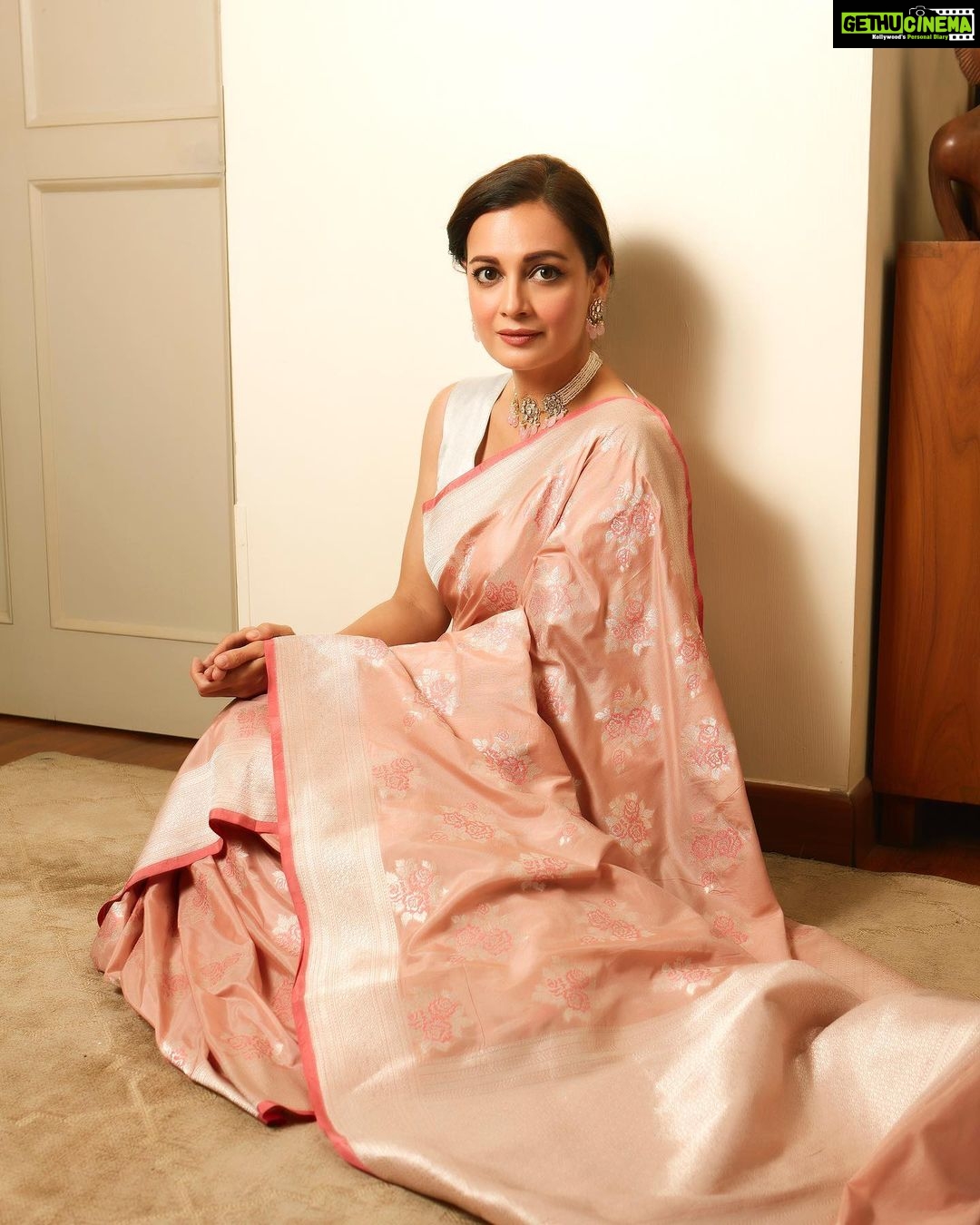 Dia Mirza Instagram - Celebrating the glorious legacy of our handicraft at the @et_edge #ETsustainableOrganisations in this @ekayabanaras saree 🌸🌏 Inspired by flora and fauna this intricately handwoven sari by Ekaya is designed and woven in Banaras by their master weavers. The sari is an artistic combination of floral motifs and kadwa weaving technique. Styled by @theiatekchandaney Assisted by @jia.chauhan MUH by @shraddhamishra8 Jewellery by @satyanifinejewels Photo by @shivamguptaphotography ❤️🐯 #Saree #MadeInIndia #SDGs #MammaAtWork Bandra World of Storytellers