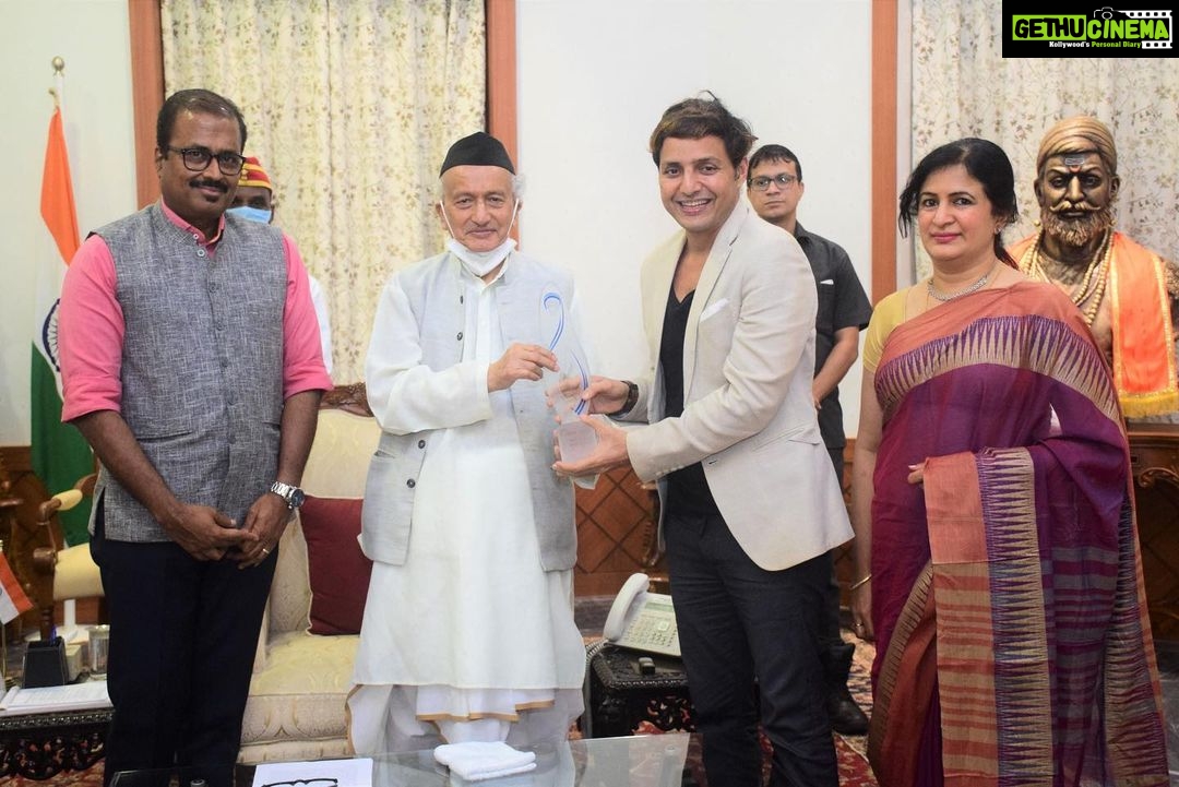 Dia Mirza Instagram - My deepest gratitude to @harmonyfoundationindia for this kind recognition 🙏🏻🌏🦋 Thank you so much to Governor Bhagat Singh Koshyariji 🙏🏻🌏 I accept this honour with humility and gratitude for the opportunity to work #ForPeopleForPlanet #OnlyOneEarth. Afroz receiving this award with you made it all the more special. @afrozshah_ #MotherTeresaMemorialAwards2022 🐯 @unitednations @unep @unsdgadvocates @wildlifetrustofindia @sanctuaryasia Governor of Maharashtra