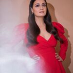 Dia Mirza Instagram – ❤️ #MammaAtWork 

Thank you @gauriandnainika 🐯
Styled by @theiatekchandaney 
Assisted by @jia.chauhan 
Hair by @hairstylist_madhav 
Jewellery @viangevintage
Make up by me 🙃
Photo by @rishabhkphotography Bandra World of Storytellers