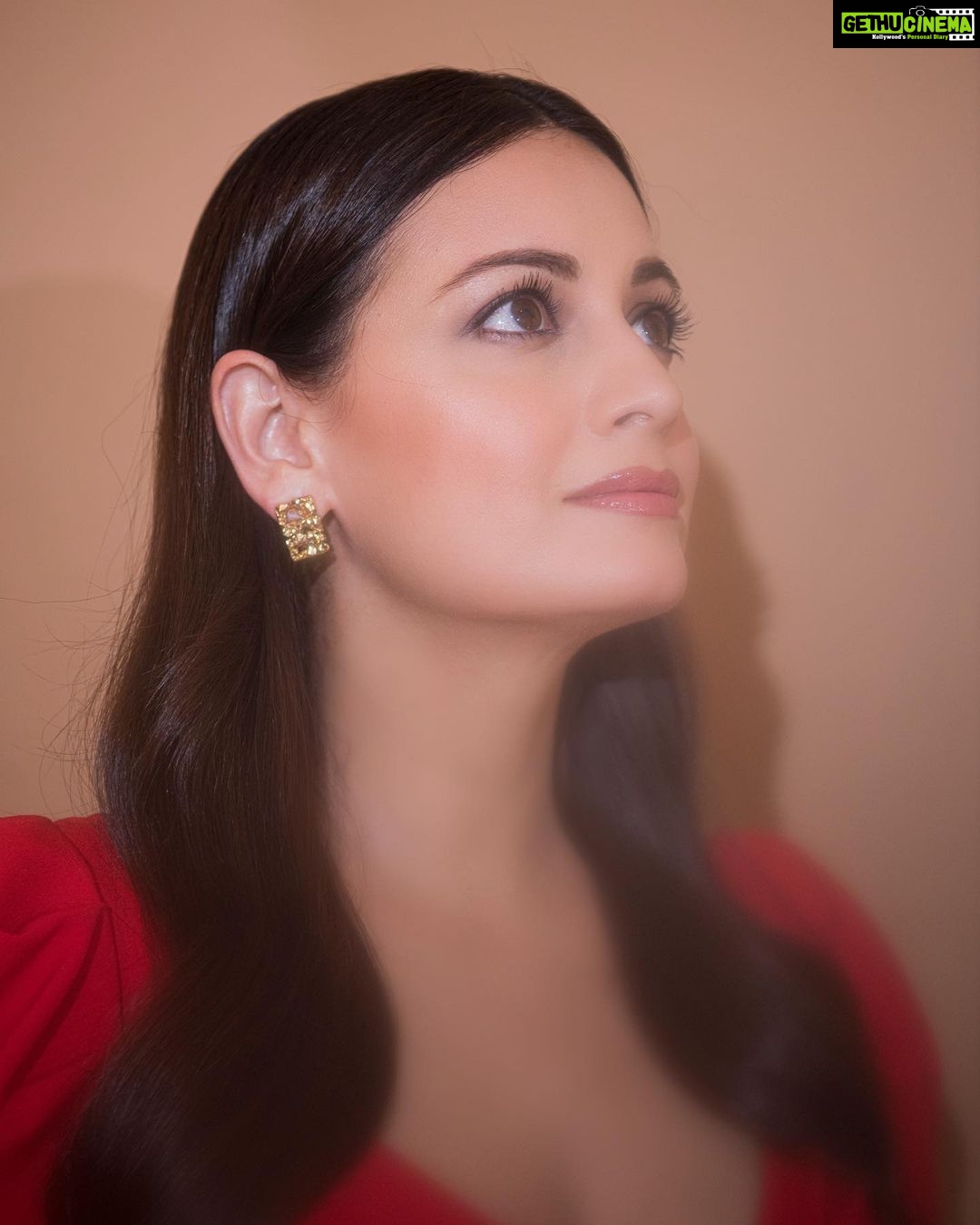 Dia Mirza Instagram - ❤️ #MammaAtWork Thank you @gauriandnainika 🐯 Styled by @theiatekchandaney Assisted by @jia.chauhan Hair by @hairstylist_madhav Jewellery @viangevintage Make up by me 🙃 Photo by @rishabhkphotography Bandra World of Storytellers