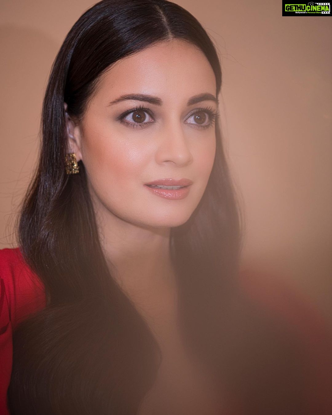 Dia Mirza Instagram - ❤️ #MammaAtWork Thank you @gauriandnainika 🐯 Styled by @theiatekchandaney Assisted by @jia.chauhan Hair by @hairstylist_madhav Jewellery @viangevintage Make up by me 🙃 Photo by @rishabhkphotography Bandra World of Storytellers