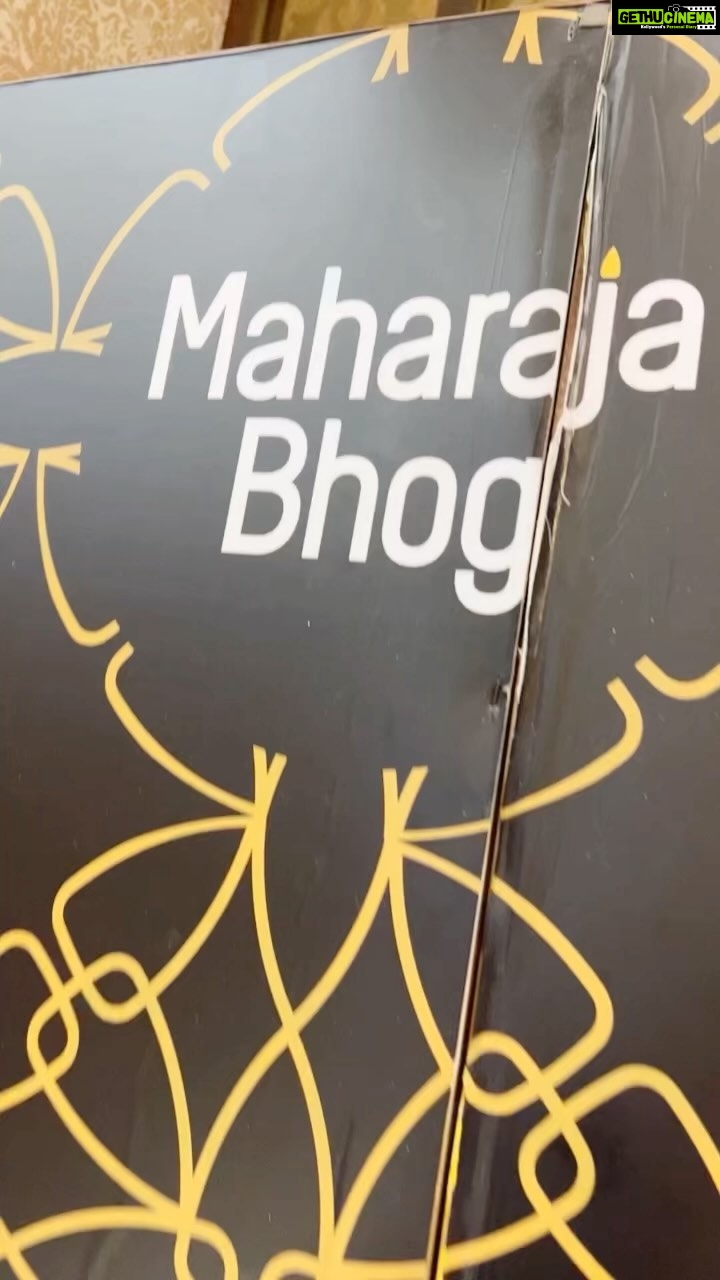 Dipika Kakar Instagram - Had to visit our most fav @maharajabhogmumbai before my most fav AAMRAS season ends ❤️😍 ! Thank u so much for getting us such amazing chain @teamashishmaheshwari 😊