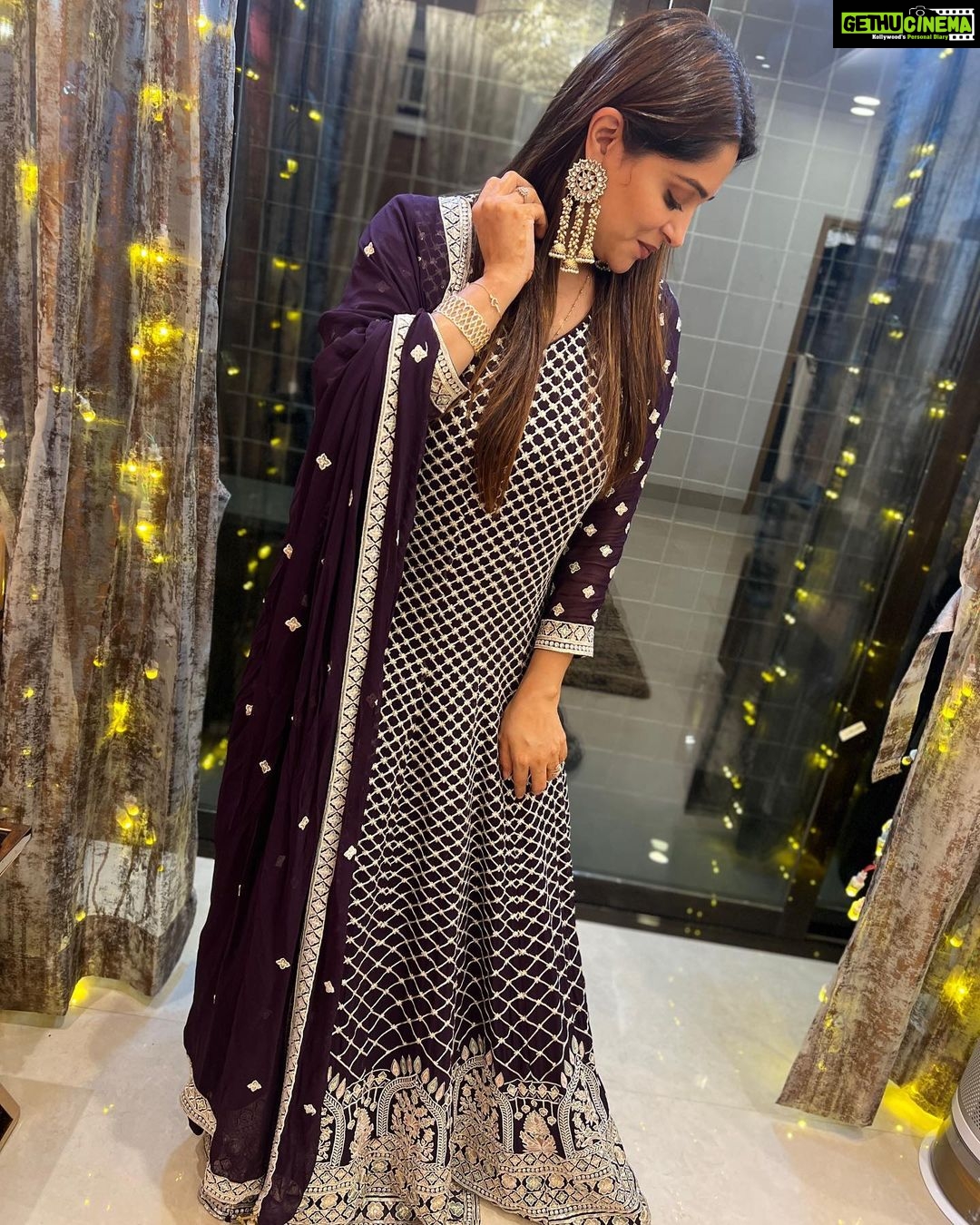 Dipika Kakar Instagram - Wearing what gets the best out of me!❤️ . . Styled by : @stylebytaashvi outfit: @kalkifashion earings: @rimayu07