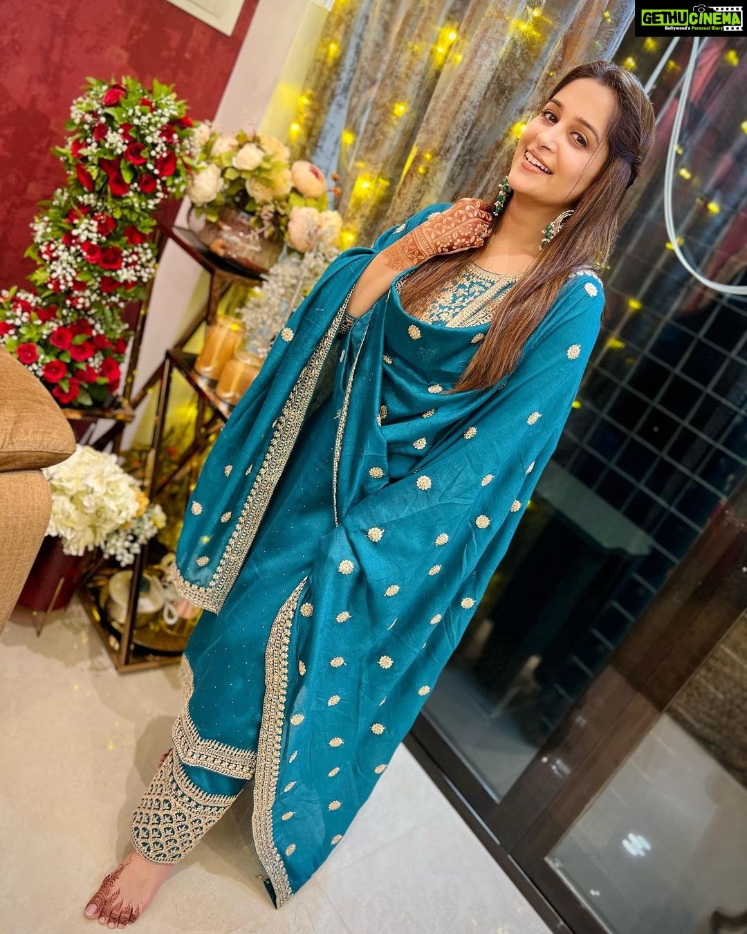 Dipika Kakar Instagram - Eid Mubarak Aap Sabko ❤️ . . My outfit of this Eid… A gift with all the love from my lovely @saba_ka_jahaan ❤️ Thank u Saba I Loveeddddd it 🥰