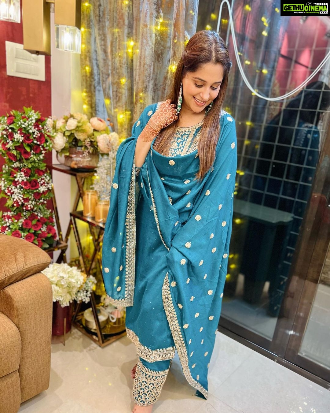 Dipika Kakar Instagram - Eid Mubarak Aap Sabko ❤️ . . My outfit of this Eid… A gift with all the love from my lovely @saba_ka_jahaan ❤️ Thank u Saba I Loveeddddd it 🥰