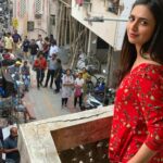 Divyanka Tripathi Instagram - Bhopali gallis cheat shot in Baroda. Ek mein do ka mazza!😉 Sharing some behind the scene #throwback images from Coldd Lassi Aur Chicken Masala.