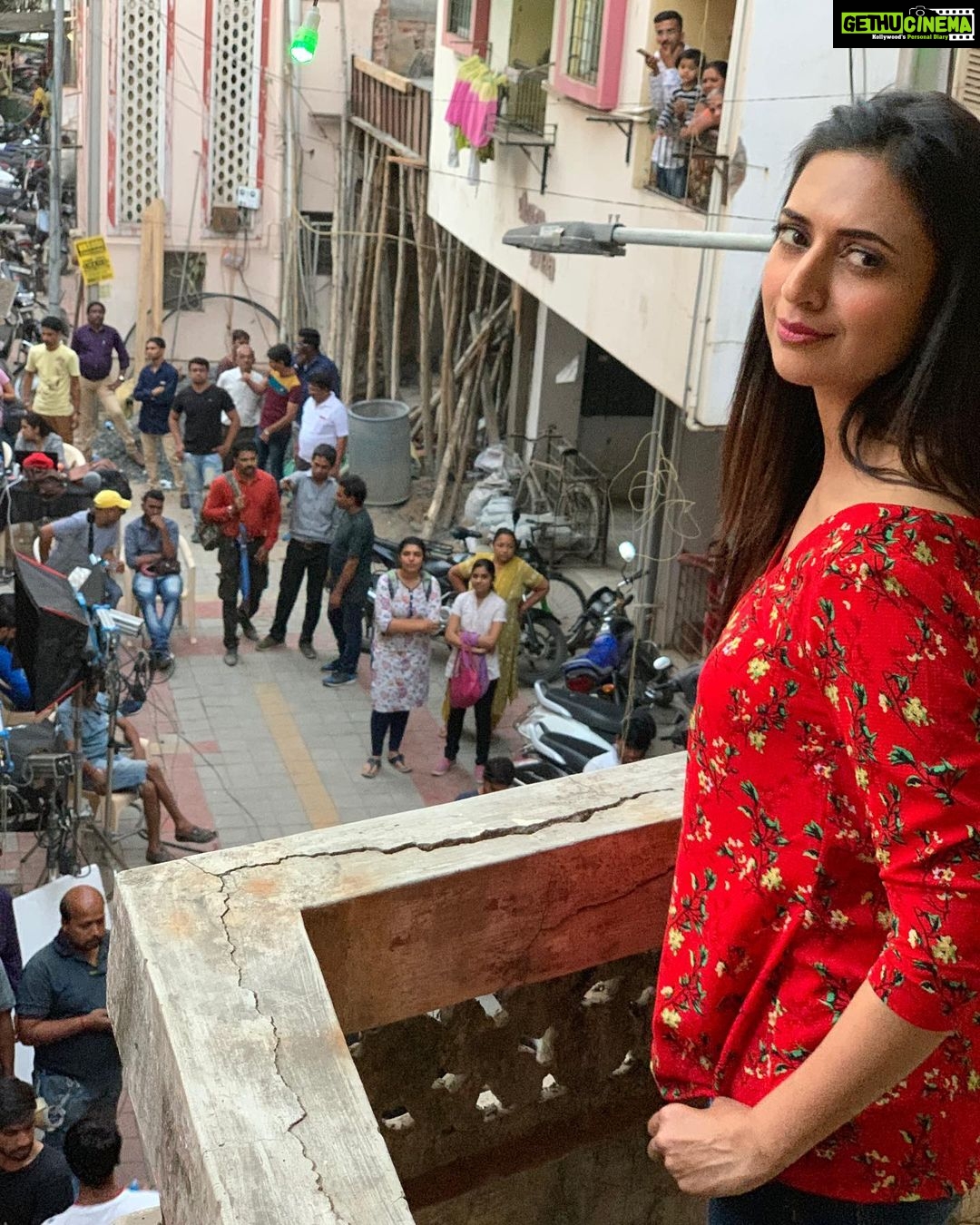 Divyanka Tripathi Instagram - Bhopali gallis cheat shot in Baroda. Ek mein do ka mazza!😉 Sharing some behind the scene #throwback images from Coldd Lassi Aur Chicken Masala.