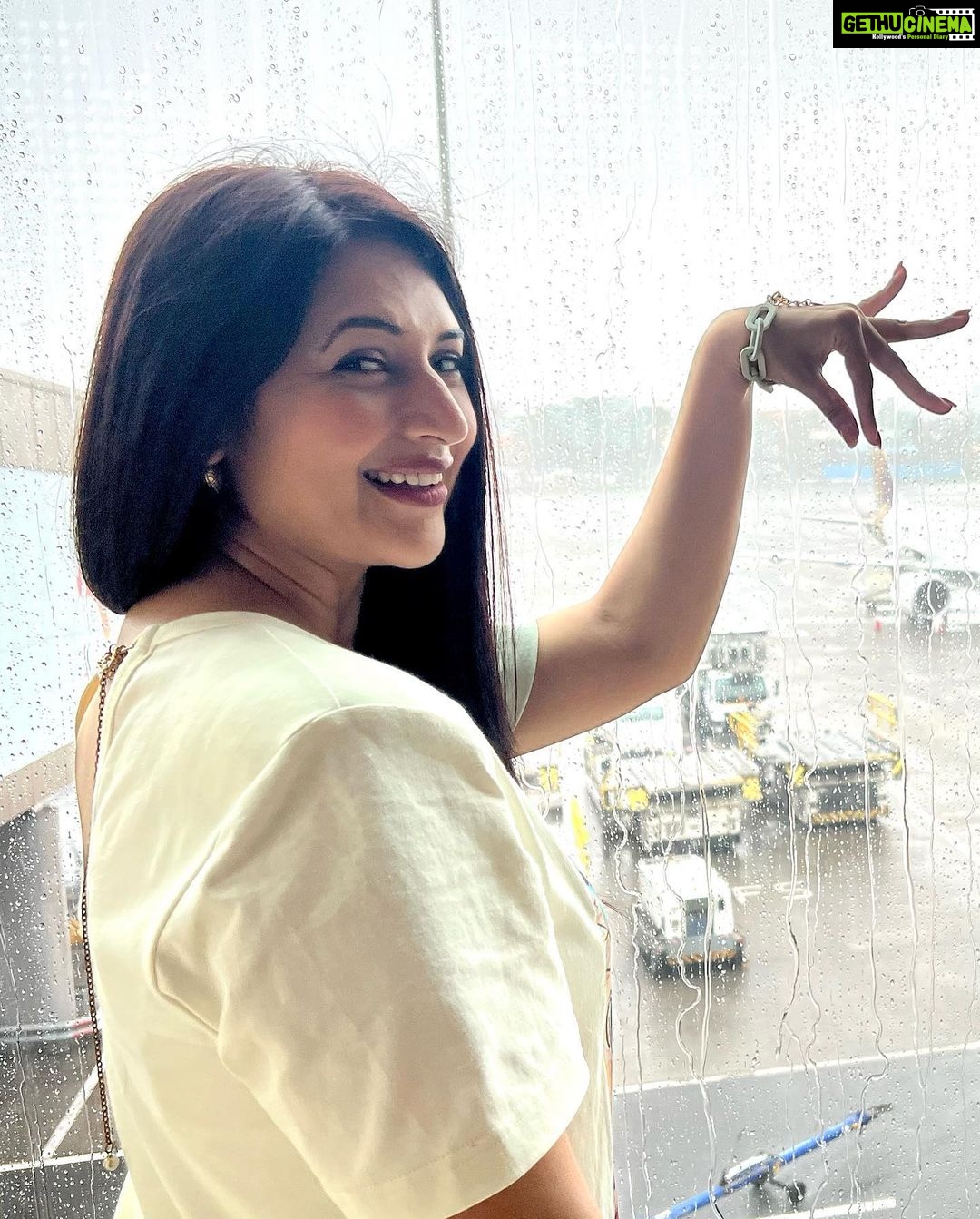 Divyanka Tripathi Instagram - A touristy airport photo dump... Mumbai - मुंबई