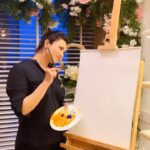 Divyanka Tripathi Instagram - My recent 'first and only' painting affair. Should I flirt with my paint brush more often, bolo? 🎨🖌️#ArtTransition (PS: the painting was completed in a day a month back, the reel is fresh...those asking why is yellow color on the plate!🙄 Don't apply too much brains, it's just a reel...not world politics 🤣🙊) #PaintingIsTherapeutic #MoonAndSea #AcrylicPainting Home :)