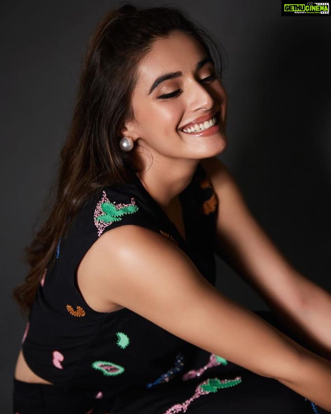 Divyansha Kaushik Instagram - 🌑🖤 Outfit @nakateki @almarihyderabad Earrings @tipsyfly Stylist @neeraja.kona Asst Stylist @manogna_gollapudi Photographer @venurasuri