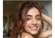 Divyansha Kaushik Instagram - I cut my hair today and I was trying to take some pictures but my boyfriend just won’t let me 🤷‍♀️🤦‍♀️
