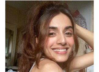 Divyansha Kaushik Instagram - I cut my hair today and I was trying to take some pictures but my boyfriend just won’t let me 🤷‍♀️🤦‍♀️