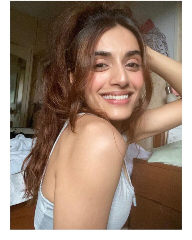 Divyansha Kaushik Instagram - I cut my hair today and I was trying to take some pictures but my boyfriend just won’t let me 🤷‍♀️🤦‍♀️