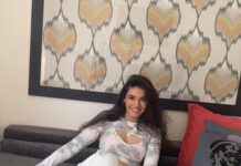 Divyansha Kaushik Instagram - Swipe left to see how awkward I am in front of the camera🥲🦦