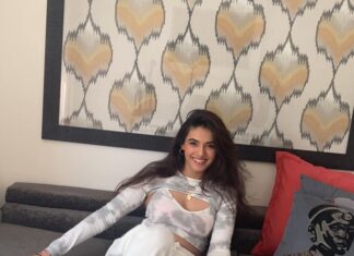 Divyansha Kaushik Instagram - Swipe left to see how awkward I am in front of the camera🥲🦦