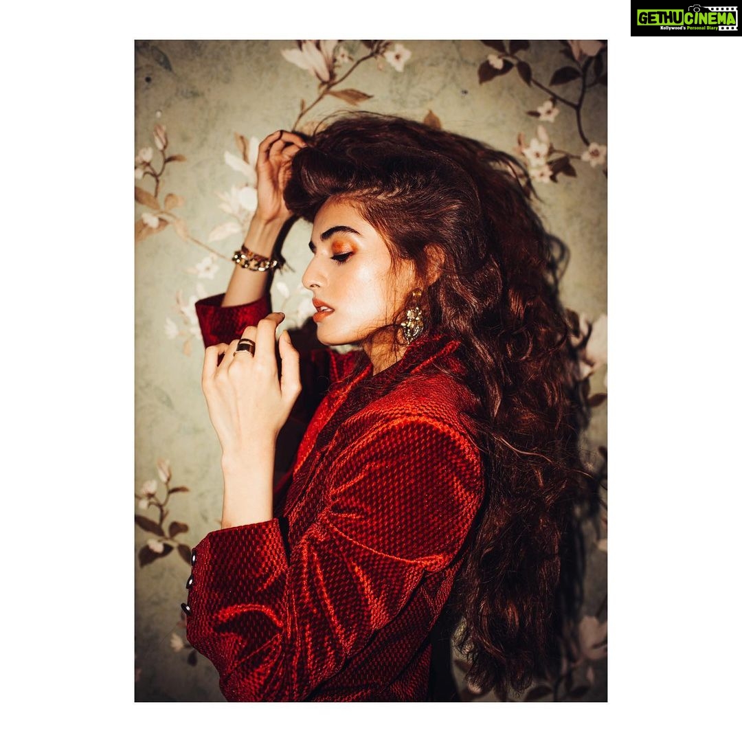 Divyansha Kaushik Instagram - Friday mood🌶 By @bharat_rawail Styled by @chandnikhanna