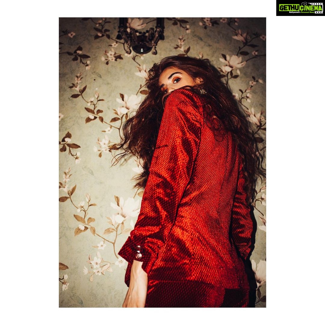 Divyansha Kaushik Instagram - Friday mood🌶 By @bharat_rawail Styled by @chandnikhanna
