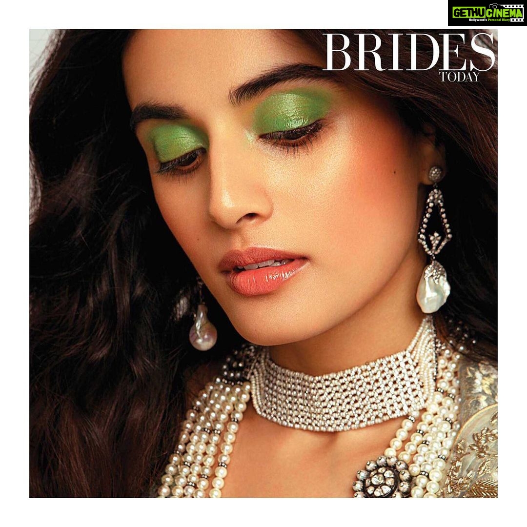 Divyansha Kaushik Instagram - SEPTEMBER ISSUE Model: yours truly 🌸 Photographed by: @karishmabediphotography Hair and make up (for the first time officially): @kaushikanu assisted by my favourite @lawangtamang95 and the loveliest @jasmin_tuteja Sittings editor: @prableen.gujral Director: @mohanneelakantan ❤️ Editor: @nonitakalra @bridestodayin #gogetyourcopyrightnow