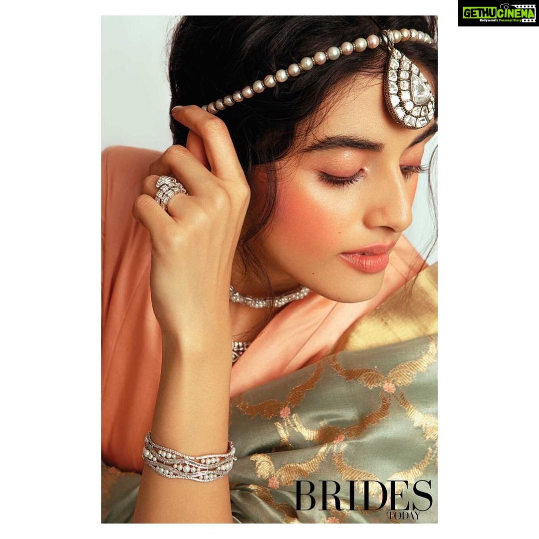Divyansha Kaushik Instagram - SEPTEMBER ISSUE Model: yours truly 🌸 Photographed by: @karishmabediphotography Hair and make up (for the first time officially): @kaushikanu assisted by my favourite @lawangtamang95 and the loveliest @jasmin_tuteja Sittings editor: @prableen.gujral Director: @mohanneelakantan ❤️ Editor: @nonitakalra @bridestodayin #gogetyourcopyrightnow