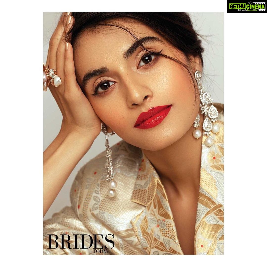 Divyansha Kaushik Instagram - SEPTEMBER ISSUE Model: yours truly 🌸 Photographed by: @karishmabediphotography Hair and make up (for the first time officially): @kaushikanu assisted by my favourite @lawangtamang95 and the loveliest @jasmin_tuteja Sittings editor: @prableen.gujral Director: @mohanneelakantan ❤️ Editor: @nonitakalra @bridestodayin #gogetyourcopyrightnow