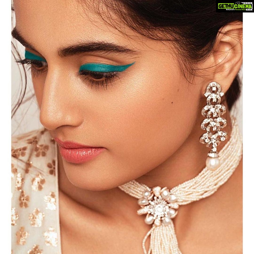 Divyansha Kaushik Instagram - SEPTEMBER ISSUE Model: yours truly 🌸 Photographed by: @karishmabediphotography Hair and make up (for the first time officially): @kaushikanu assisted by my favourite @lawangtamang95 and the loveliest @jasmin_tuteja Sittings editor: @prableen.gujral Director: @mohanneelakantan ❤️ Editor: @nonitakalra @bridestodayin #gogetyourcopyrightnow