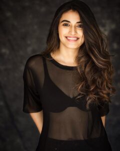 Divyansha Kaushik Instagram - Thursday Vibes 🌸 📸 @shardulnavarephotography 💄@shresh_mua Mumbai, Maharashtra