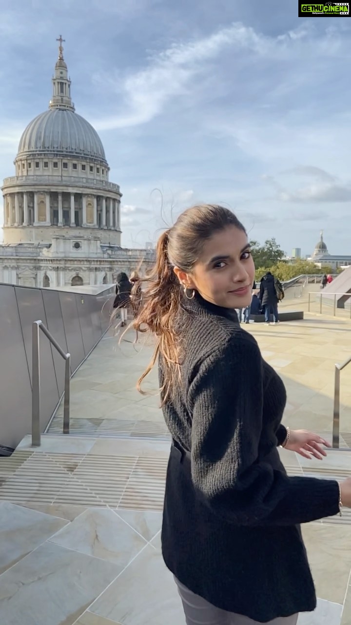 Divyansha Kaushik Instagram - can we guess who wer shooting with? St Paul's Cathedral