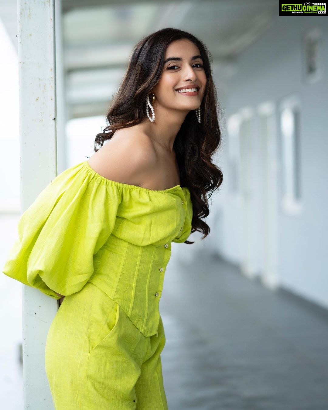 Divyansha Kaushik Instagram - life’s giving me 🍋🍋 styled by @medhabahuguna asst stylist @jaishreechhabra outfit @aaxa.world jewellery @varnikaaroraofficiall hair @lawangtamang95 make up @jasmin.tuteja thankyou @sakshilladda @aca_hyd