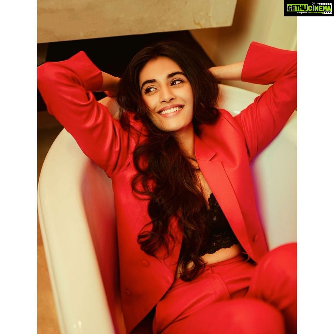Divyansha Kaushik Instagram - πππ Thankyou @neeraja.kona for putting this look together at such a short notice! Pant suit @hafsathecouture Accessories @hm Asst Stylist @manogna_gollapudi Photographer @adrin_sequeira Hair by @thimmappa180