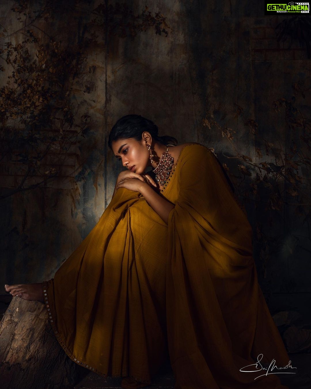 Dushara Vijayan Instagram - In frame: @dushara_vijayan Outfit @purvi.doshi Blouse @savinidii_official Jewellery @theamethyststore Hairstylist @puii_c_ammy Muse Asst @prasanthpowar Team @loveknotstories @krishnakumar.__.06 @s_u_r_y_a__a @rishi__offi . . . #actress #tamilactress #model #dusharavijayan #sarpettaparambarai #sonyalpha