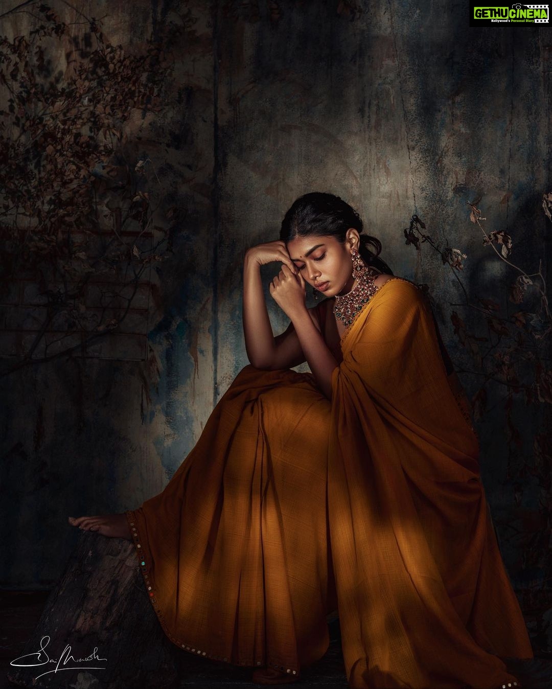 Dushara Vijayan Instagram - In frame: @dushara_vijayan Outfit @purvi.doshi Blouse @savinidii_official Jewellery @theamethyststore Hairstylist @puii_c_ammy Muse Asst @prasanthpowar Team @loveknotstories @krishnakumar.__.06 @s_u_r_y_a__a @rishi__offi . . . #actress #tamilactress #model #dusharavijayan #sarpettaparambarai #sonyalpha