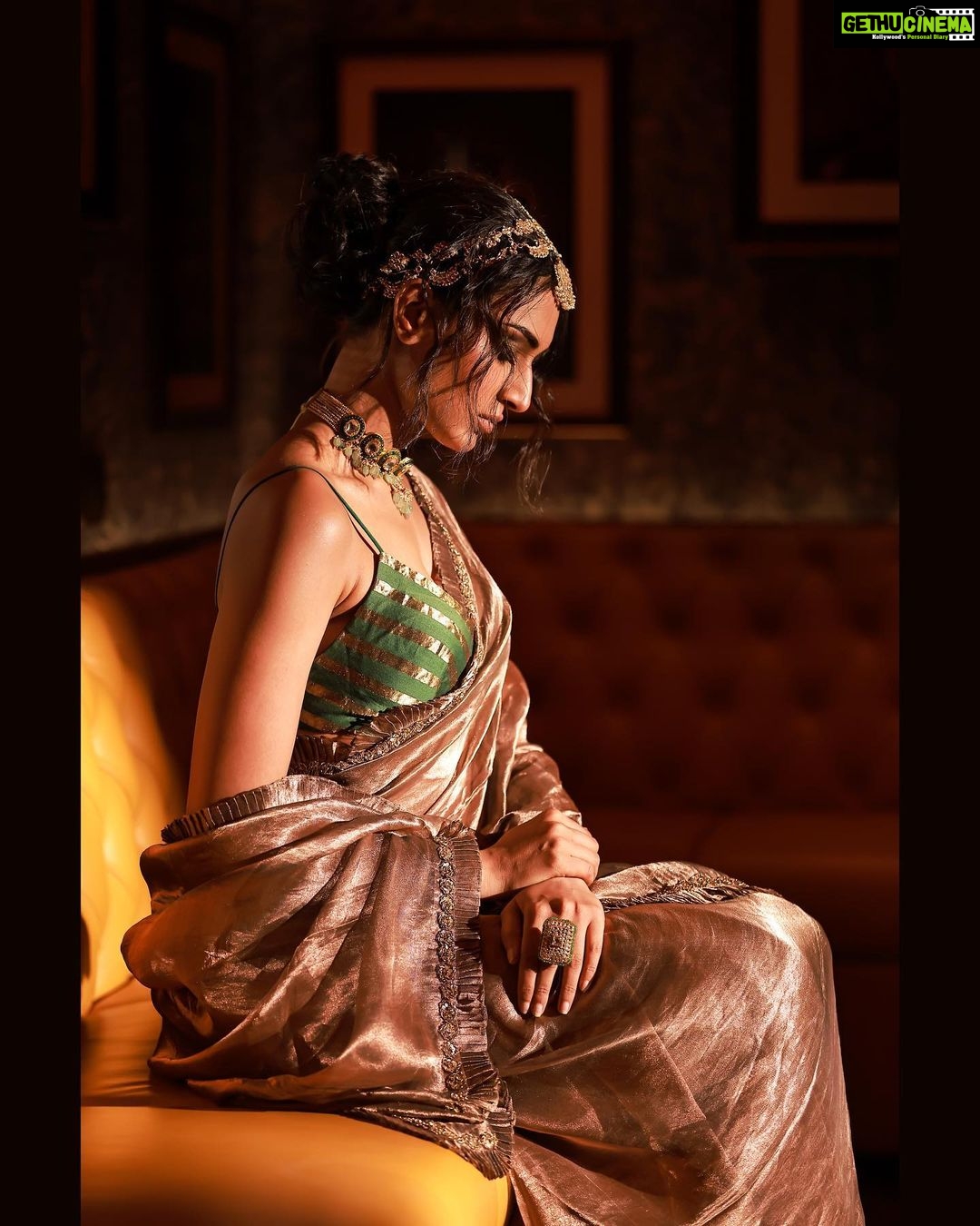 Erica Fernandes Instagram - One of my favourite looks from our photo shoot @amitkhannaphotography Photography: @amitkhannaphotography Outfit courtesy : @shrushti_216 Makeup: @Makeupby_tanvi Hair: @hair_by_rahulsharma Outfit: @sawangandhiofficial Jewellery: @tyaanijewellery Seeshpati: @aquamarine_jewellery Location: @meluha_the_fern Artist Reputation management @shimmerentertainment