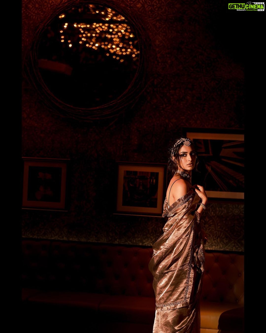 Erica Fernandes Instagram - One of my favourite looks from our photo shoot @amitkhannaphotography Photography: @amitkhannaphotography Outfit courtesy : @shrushti_216 Makeup: @Makeupby_tanvi Hair: @hair_by_rahulsharma Outfit: @sawangandhiofficial Jewellery: @tyaanijewellery Seeshpati: @aquamarine_jewellery Location: @meluha_the_fern Artist Reputation management @shimmerentertainment