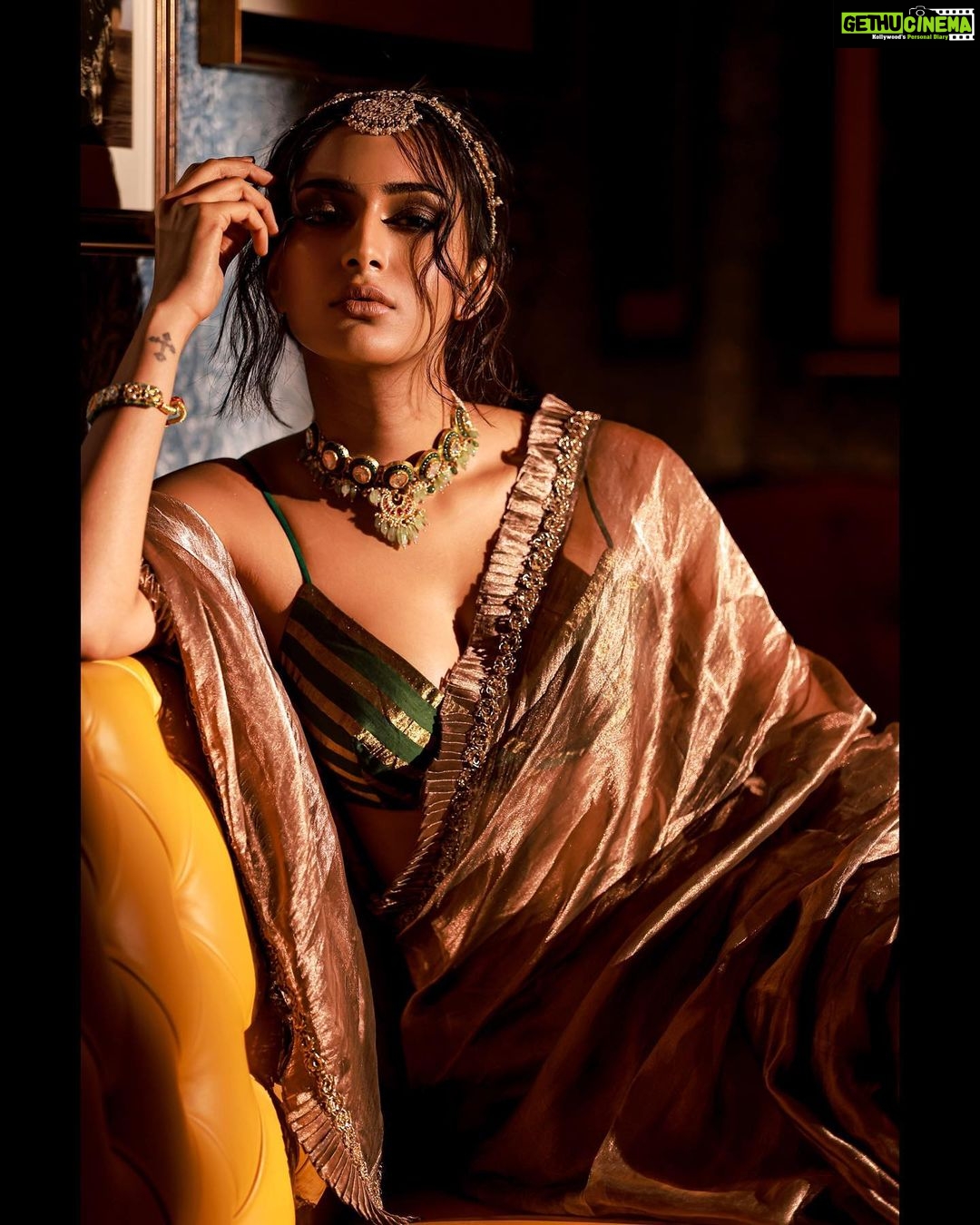 Erica Fernandes Instagram - One of my favourite looks from our photo shoot @amitkhannaphotography Photography: @amitkhannaphotography Outfit courtesy : @shrushti_216 Makeup: @Makeupby_tanvi Hair: @hair_by_rahulsharma Outfit: @sawangandhiofficial Jewellery: @tyaanijewellery Seeshpati: @aquamarine_jewellery Location: @meluha_the_fern Artist Reputation management @shimmerentertainment