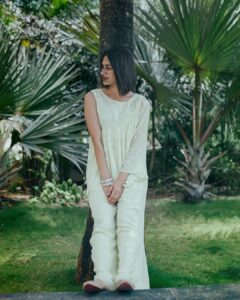Erica Fernandes Instagram - When you can't make up your mind which picture to upload... You end up with a photo dump. 😝 Outfit by @pastelli_jaipur