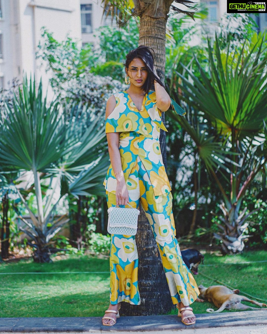 Erica Fernandes Instagram - Stop rushing things that need time to grow #foodforthought Outfit by @fugaclothing Footwear by @themayze_official Bag @eena.official 📸 @akshay_navlakhe Coordinated by @shrushti_216 #fashionblogger #trends #outfitpost #mumbaibloggers #indianbloggers #indianinfluencers #fashioninfluencers #coordset