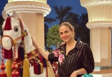 Esha Deol Instagram - When I met Basanti & Dhanoo 😉 & yes the bag too 😜 ( all girls love their bags ) #fangirl #funpics #photodump #tuesdayvibes #eshadeol #hemamalini #basanti #dhanoo #dressup #traveldiaries #gratitude ♥️🪬