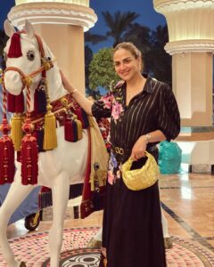 Esha Deol Instagram - When I met Basanti & Dhanoo 😉 & yes the bag too 😜 ( all girls love their bags ) #fangirl #funpics #photodump #tuesdayvibes #eshadeol #hemamalini #basanti #dhanoo #dressup #traveldiaries #gratitude ♥️🪬